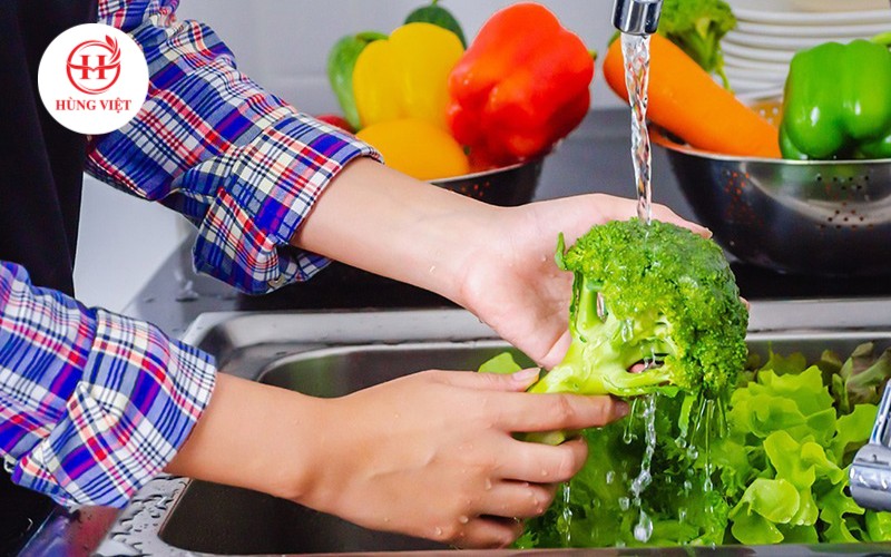 Rửa kỹ từng loại nguyên liệu dưới vòi nước sạch