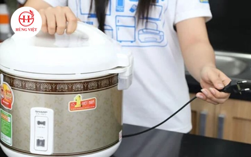 Đảm bảo nồi đã nguội trước khi vệ sinh, tránh bị bỏng