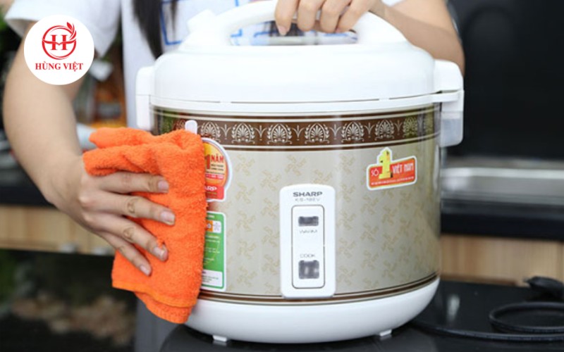 Dùng một chiếc khăn khô khác tiếp tục lau phần nắp và thân