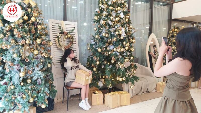 Tạo các góc check in hợp Giáng sinh cho các bạn khách trẻ