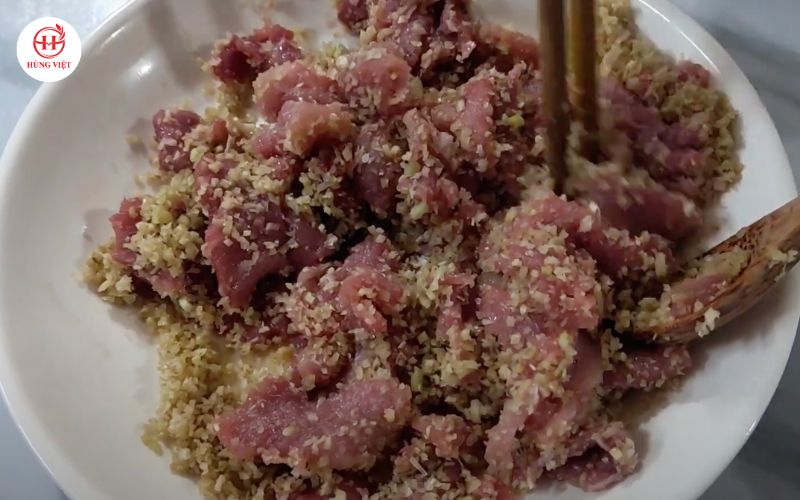 Ướp thịt với sả và một số gia vị khác