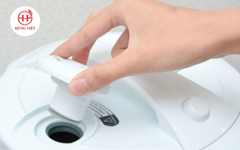 Không quên làm sạch phần van thoát hơi nước của nồi cơm điện
