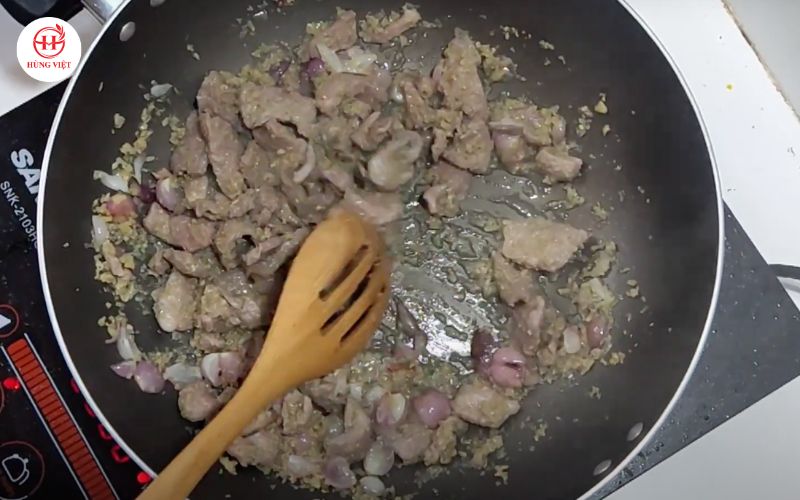 Xào thịt với hành tím cho đến khi săn lại