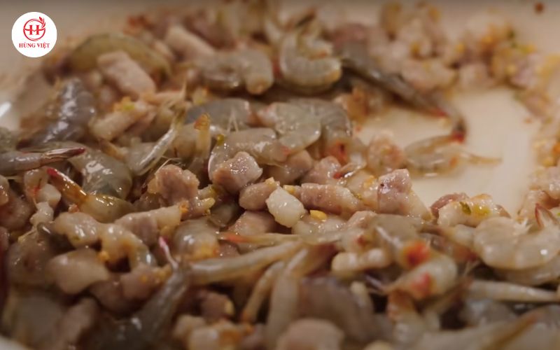 Xào tôm cùng ba chỉ