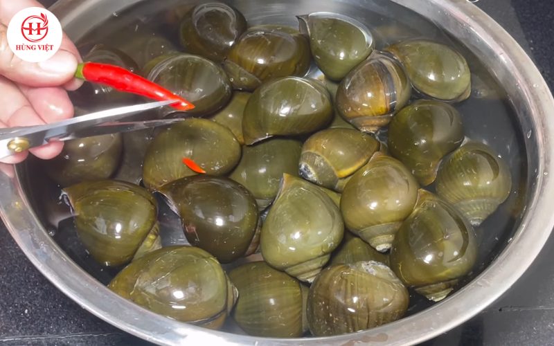 Cắt ớt cho vào ốc