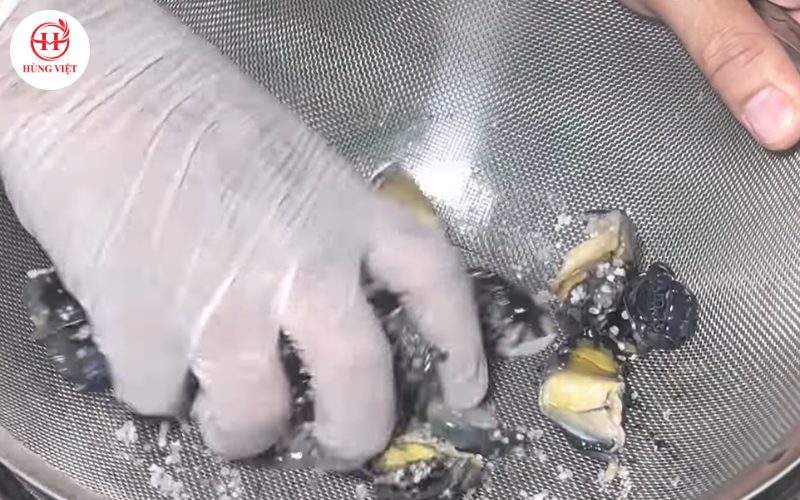 Chà đầu ốc với muối