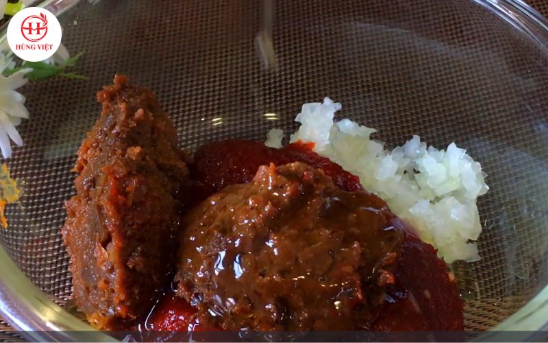 Cho các nguyên liệu vào bát