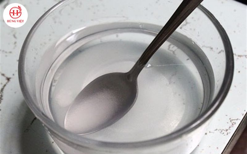 Cho đường vào bát