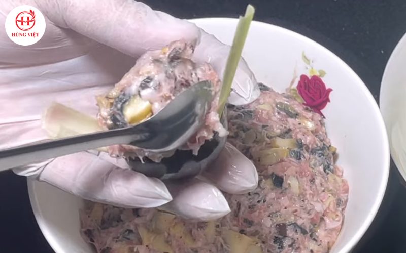 Cho nhân ốc vào vỏ ốc