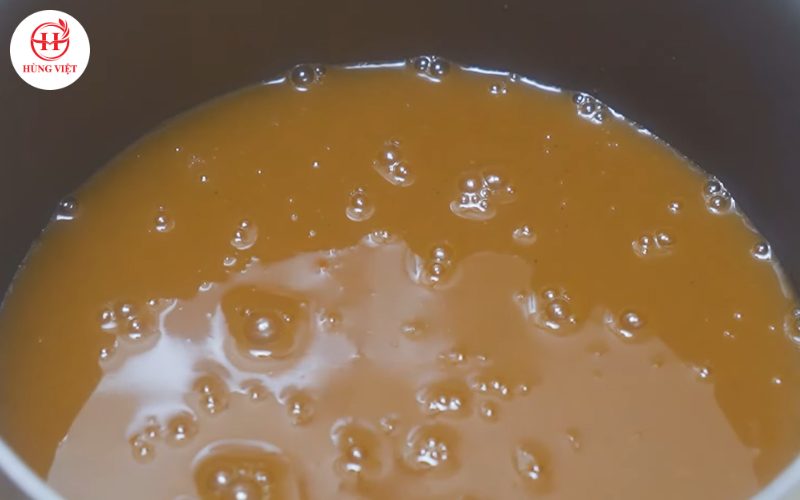 Cho nước cốt me vào chảo