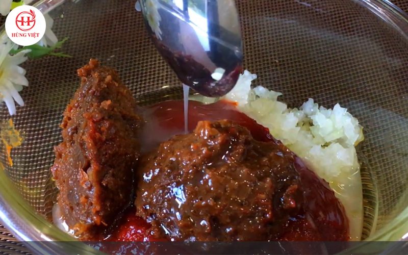 Thêm nước cốt chanh và tương ớt