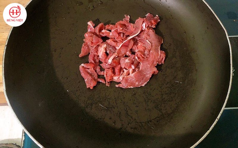 Cho thịt bò vào chảo