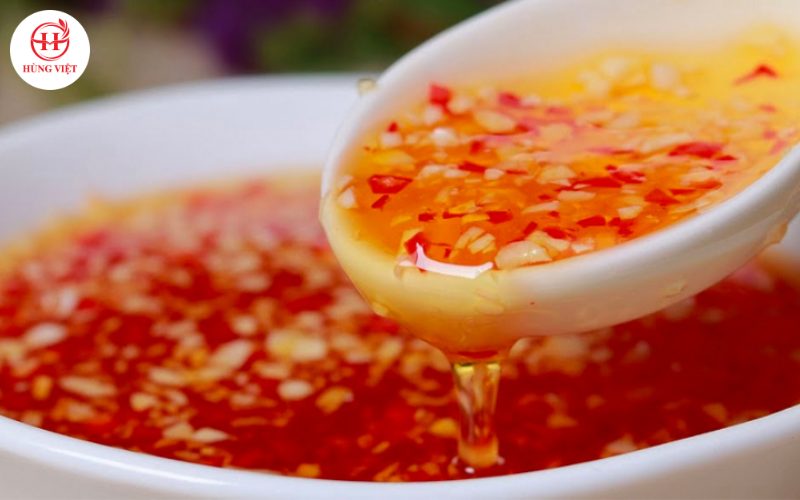 Cho tỏi ớt băm nhuyễn vào