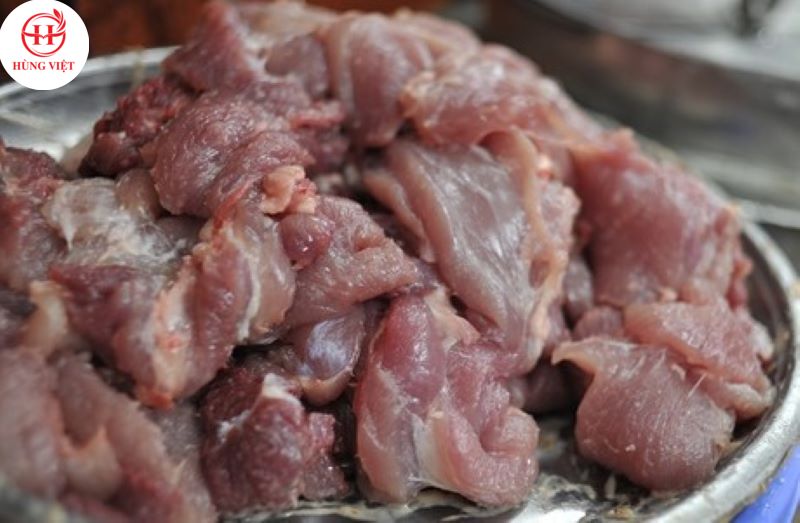 Chọn thịt nạc mỡ vừa phải để làm nem