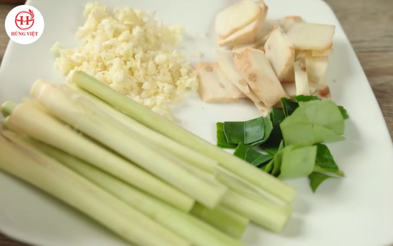 Chuẩn bị sả, tỏi, lá chanh