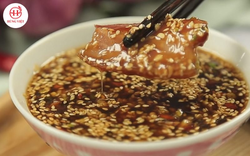 Đổ nước chấm ra bát