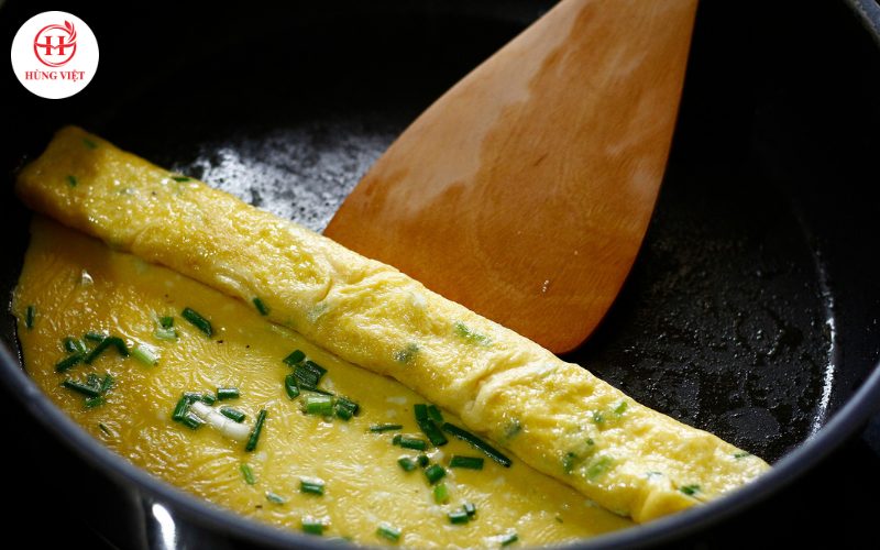 Đổ trứng vào chảo