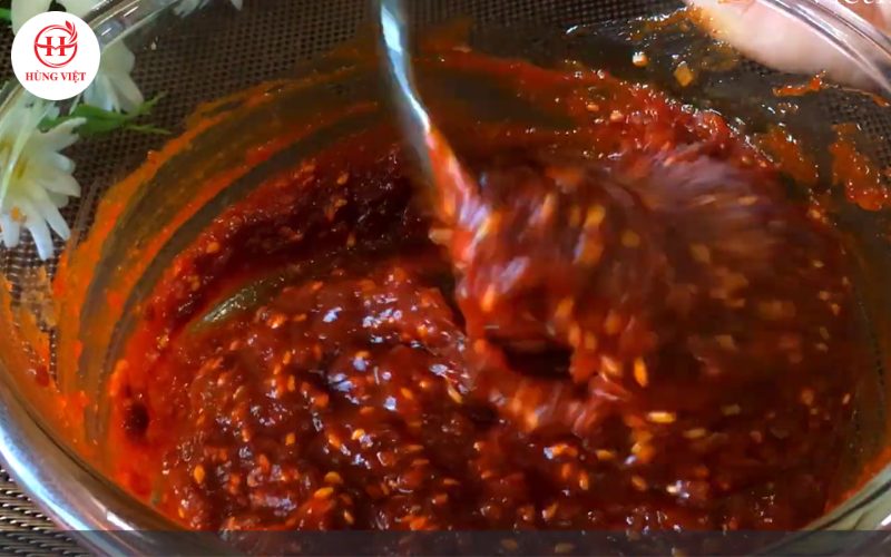 Dùng thìa khuấy đều