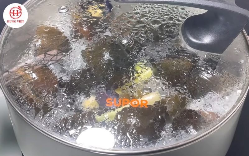 Luộc ốc với sả