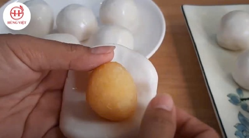 Nặn bánh nếp nhân đậu xanh