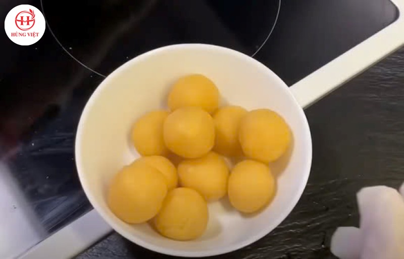 Nặn nhân bánh cốm đậu xanh