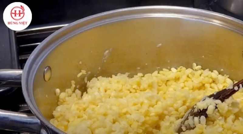 Nấu đậu xanh làm nhân bánh ít lá gai 