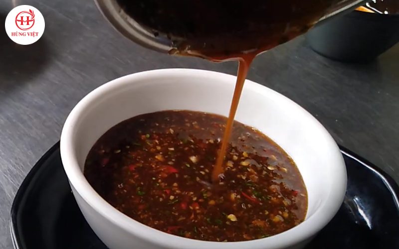 Đổ nước chấm ra bát