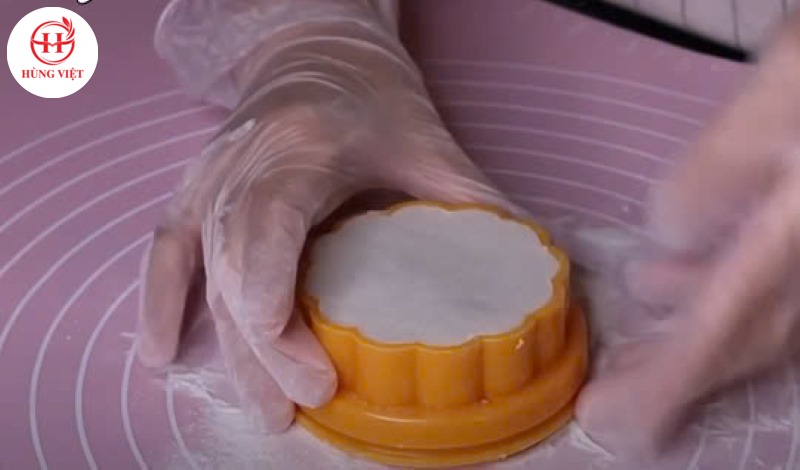 Tạo khuôn bánh dẻo