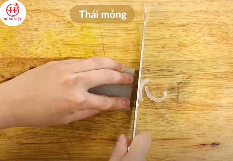 Thái mỏng bì heo luộc