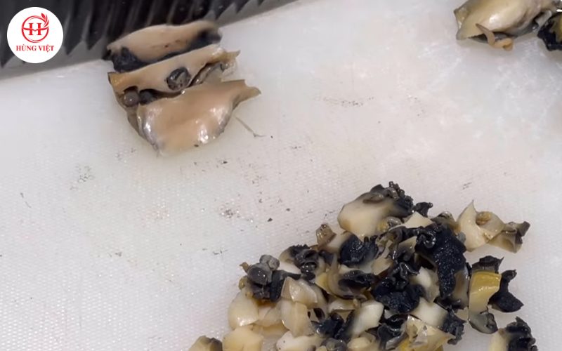 Thái ốc thành miếng hạt lựu