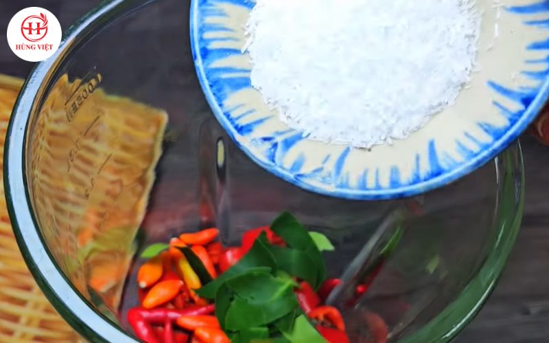 Cho ớt vào máy xay