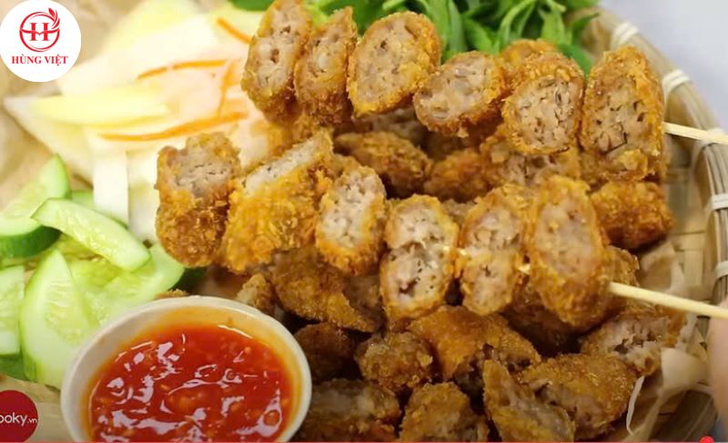 Thưởng thức nem chua rán