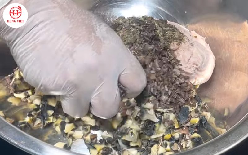 Trộn các nguyên liệu làm chả