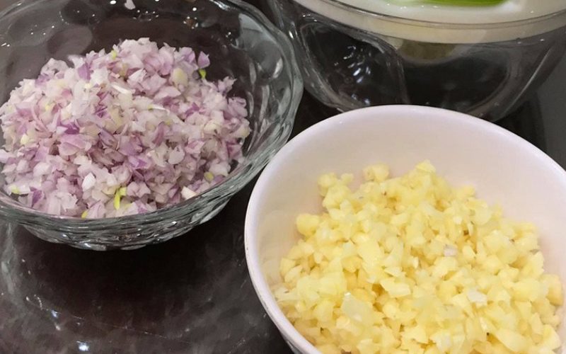Băm nhuyễn tỏi và hành tím
