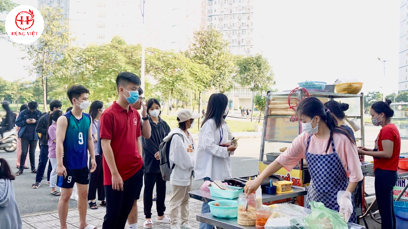 Bán bánh mì cho học sinh, sinh viên
