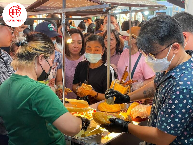 Bán bánh mì tại chợ đông người