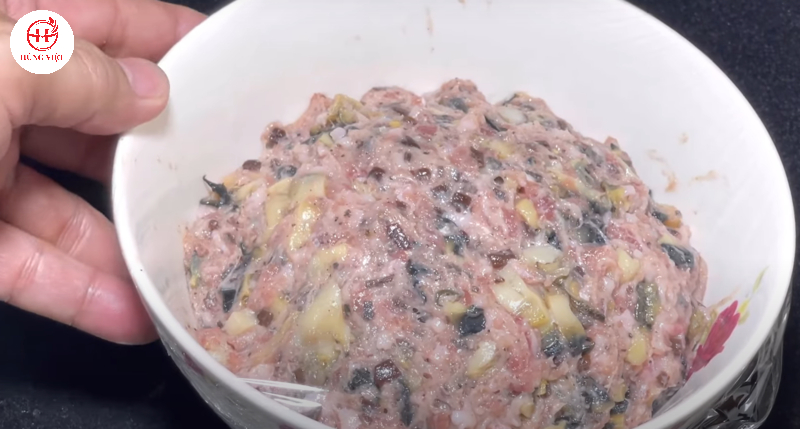 Bọc kín tô đựng hỗn hợp nhân nhồi