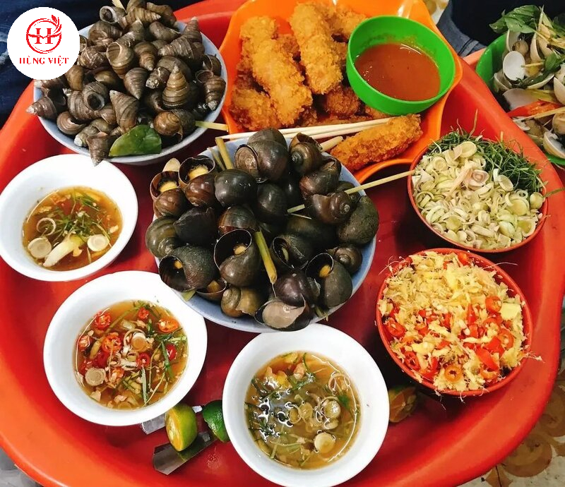 Ăn kèm ốc với món nem chua rán