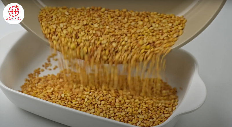  Đổ nguyên liệu đã rang ra đĩa để nguội