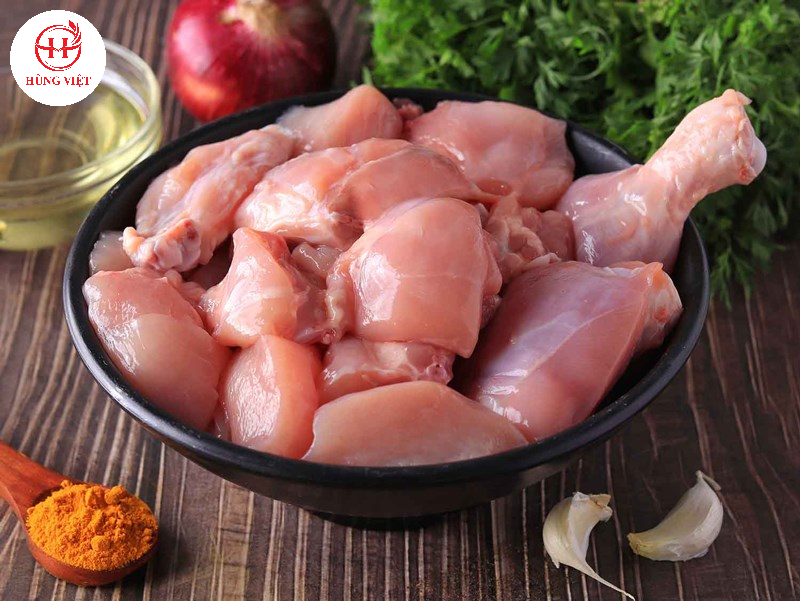 Chặt gà thành miếng vừa ăn