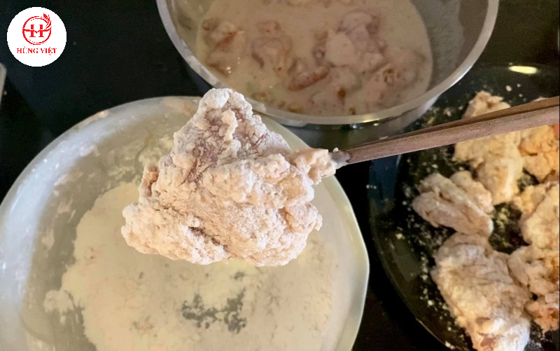 Trộn gà với bột chiên giòn