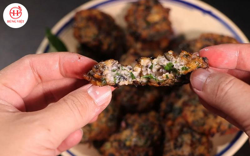 Chả ốc giòn ngon, có mùi thơm hấp dẫn.