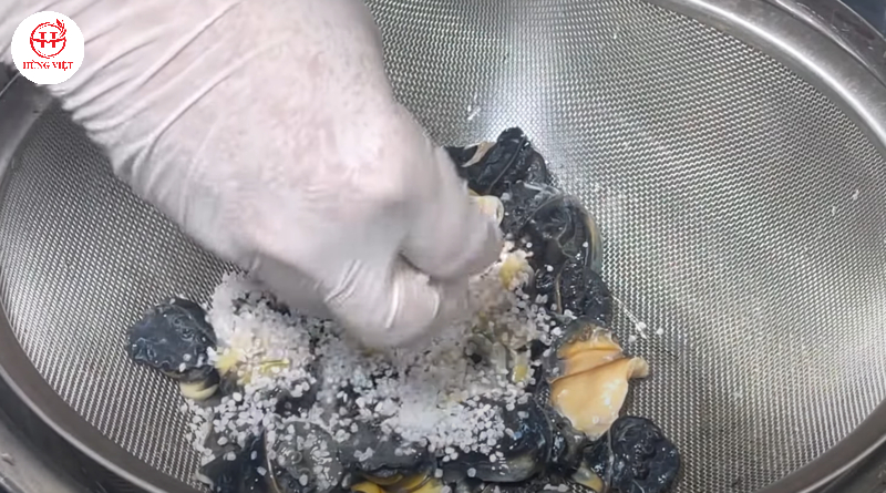 Chà ốc với muối hạt