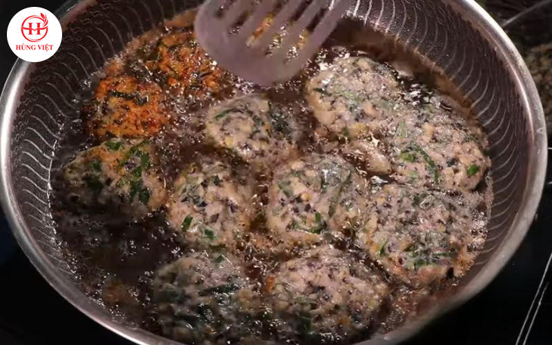 Lật đều các mặt cho đến khi chả đã chín, có màu vàng ưng ý.