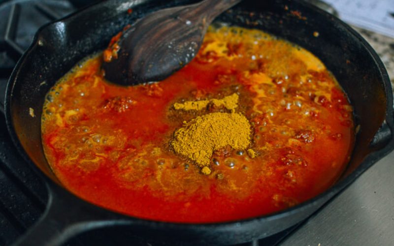 Cho bột cà ri vào chảo