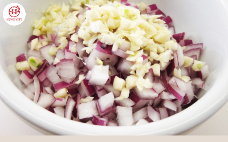 Cho tỏi băm và hành tây vào bát