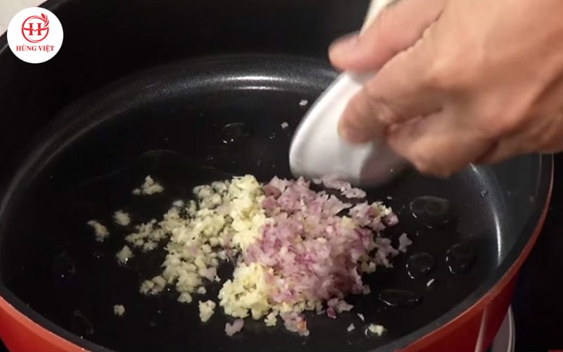 Cho hành tỏi vào chảo