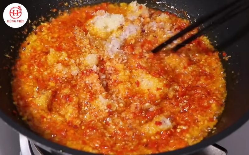 Cho hỗn hợp vào chảo