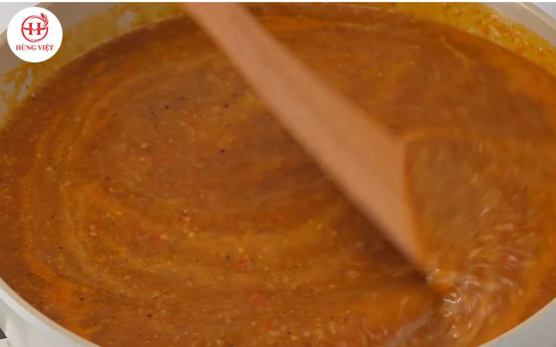 Cho hỗn hợp vào chảo