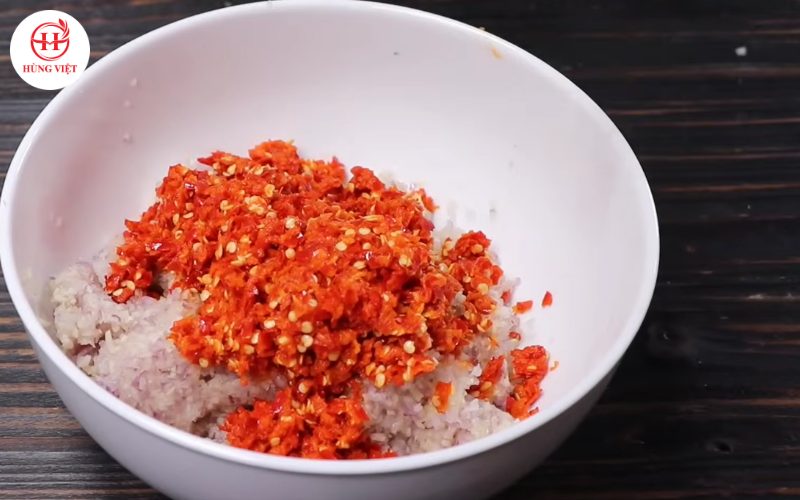 Cho nguyên liệu đã xay vào bát